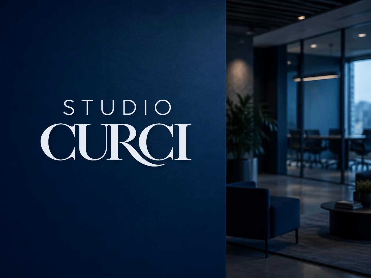 Mockup del logo Studio Curci su parete blu, immagine illustrativa